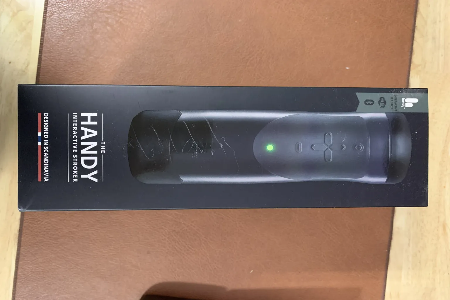 The Handy 互動式飛機杯裝置外盒正面包裝，展示產品外觀與品牌設計