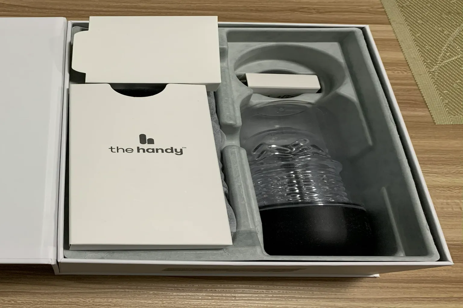 Handy 2 開箱後，有本體與電源線