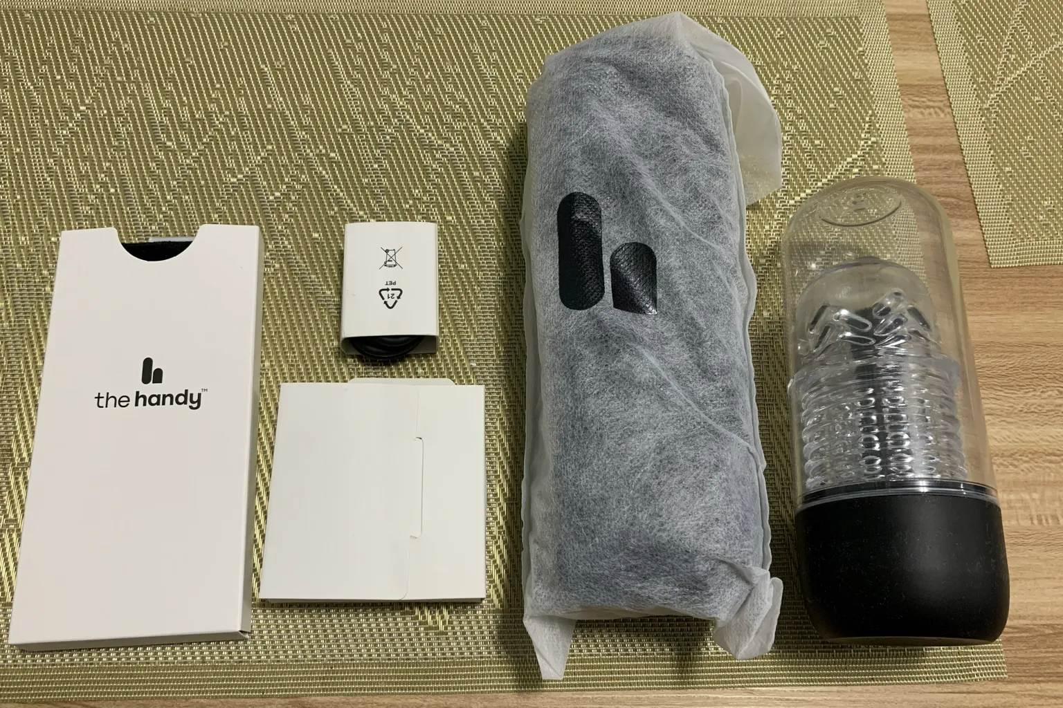 全部配件拿出來後。本體使用絨布包覆