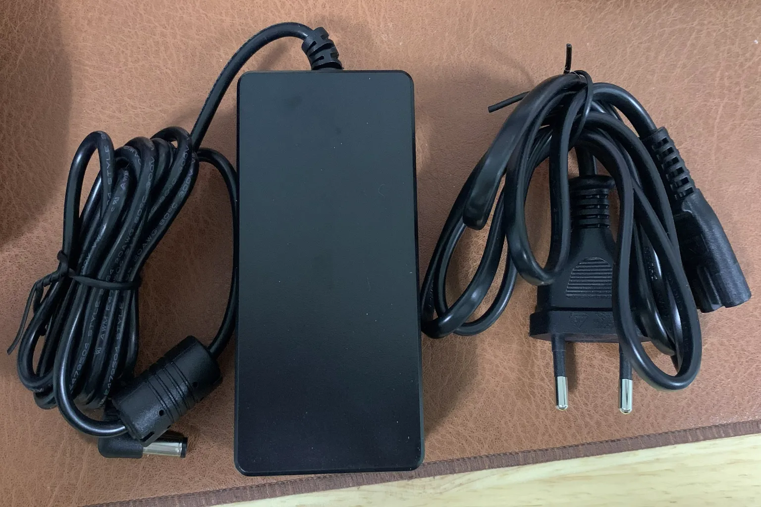 The Handy 原廠電源變壓器與電源線組合，用於裝置供電使用