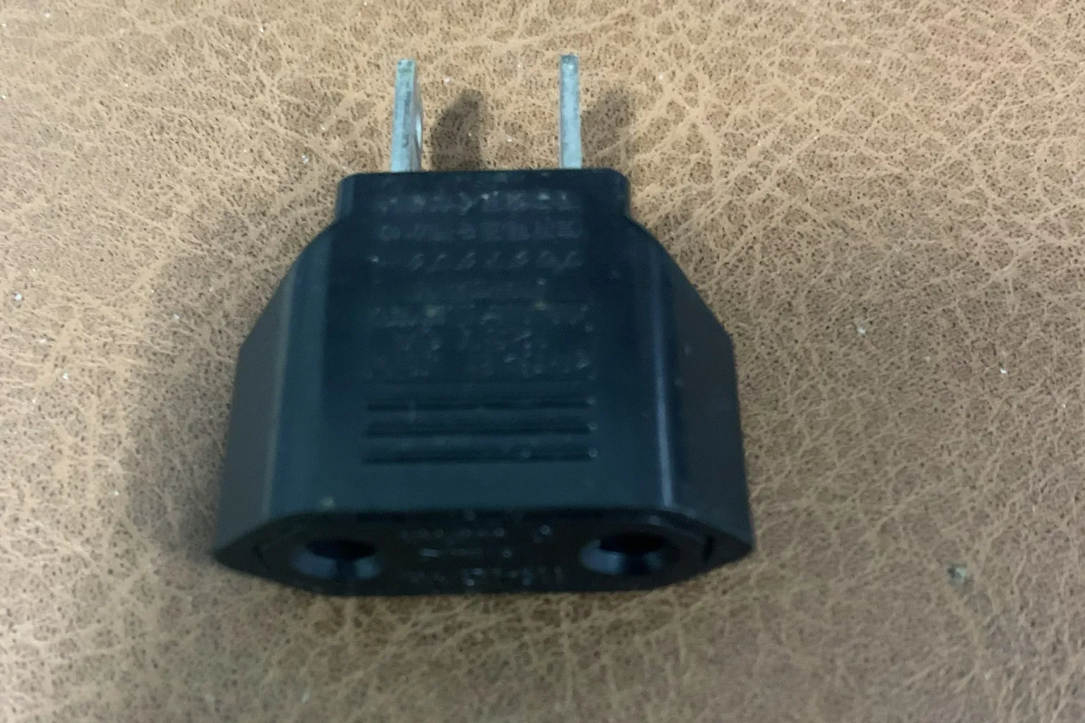 歐規兩腳插頭轉接器，可用於 The Handy 電源變壓器在不同插座使用