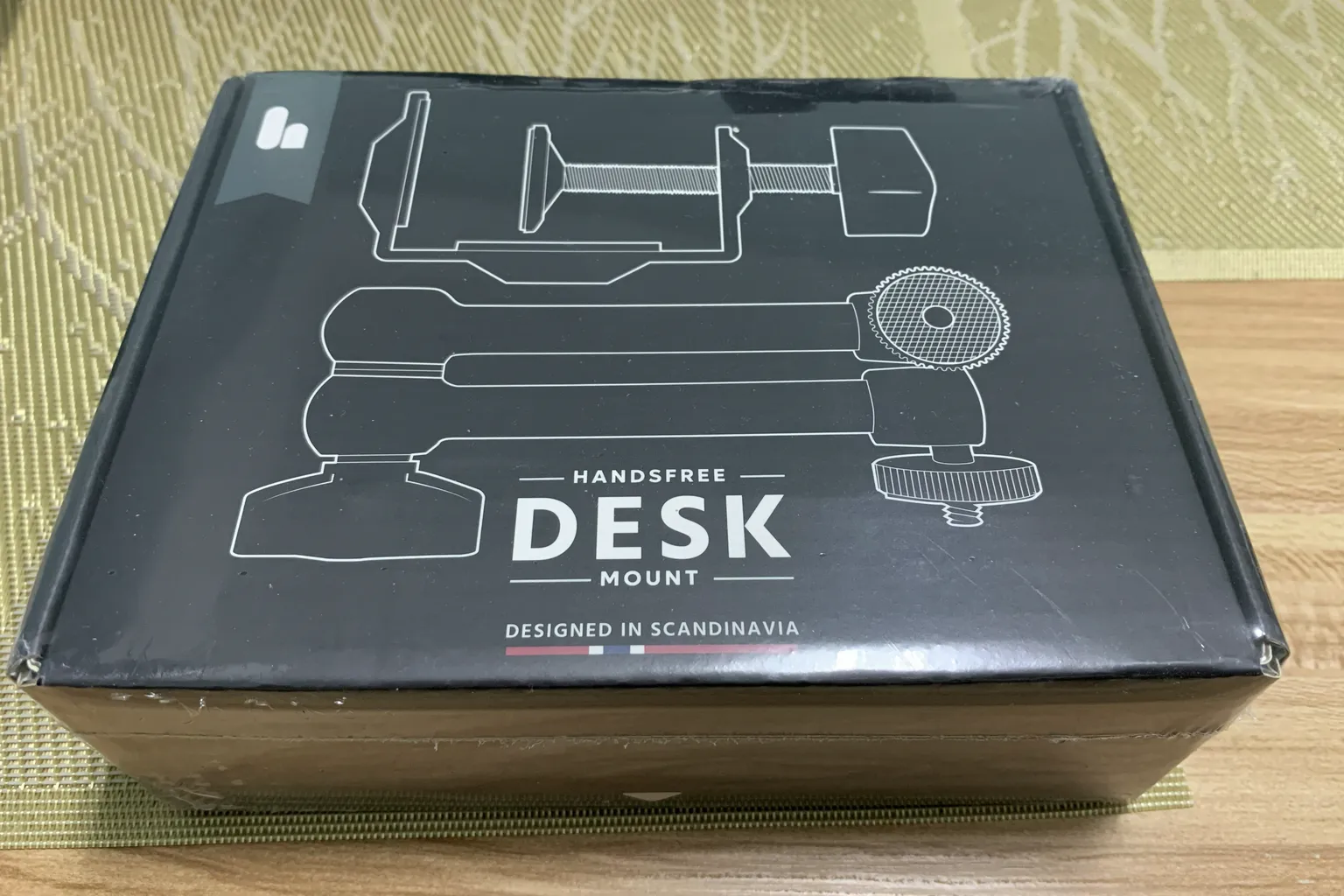原廠的固定器，可安裝在桌面