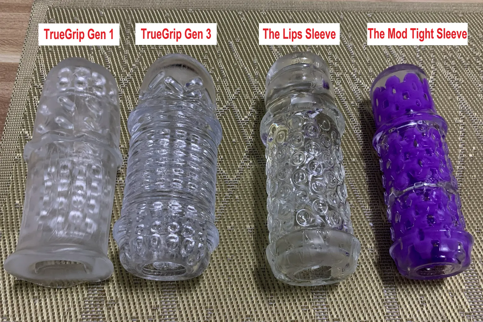 The Handy 四款套筒外觀比較,從左至右為 TrueGrip Gen 1、TrueGrip Gen 3、The Lips Sleeve 與 The Mod Tight Sleeve。