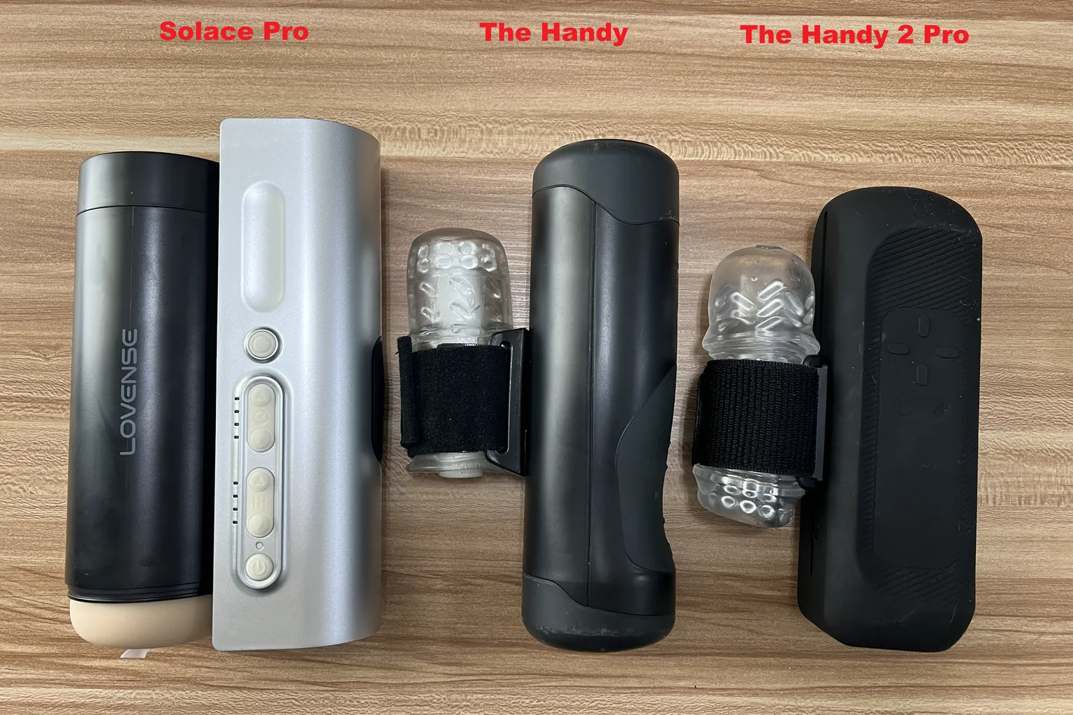 Lovense Solace Pro、The Handy 初代與 The Handy 2 Pro 三款自動飛機杯並排比較，展示機身尺寸、外觀與套筒固定方式