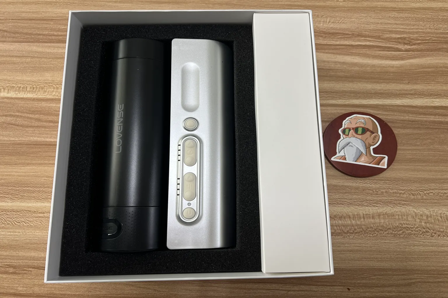 Lovense Solace Pro 開箱，主機放置於黑色防護泡棉內，旁邊附有配件盒