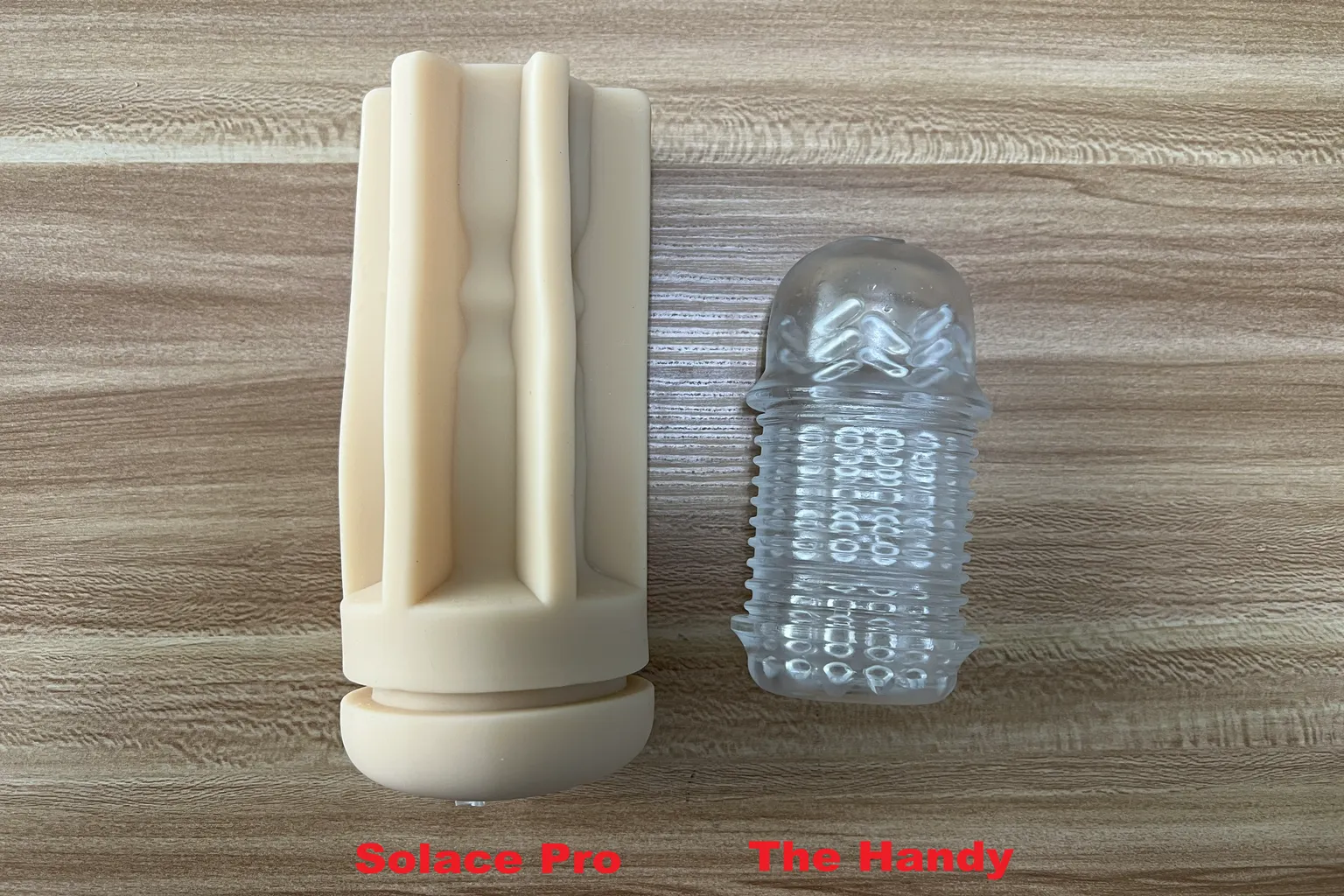 Lovense Solace Pro 原廠米色飛機杯內膽與 The Handy 透明飛機杯套筒並排比較，展示兩款套筒的長度、尺寸與外觀差異