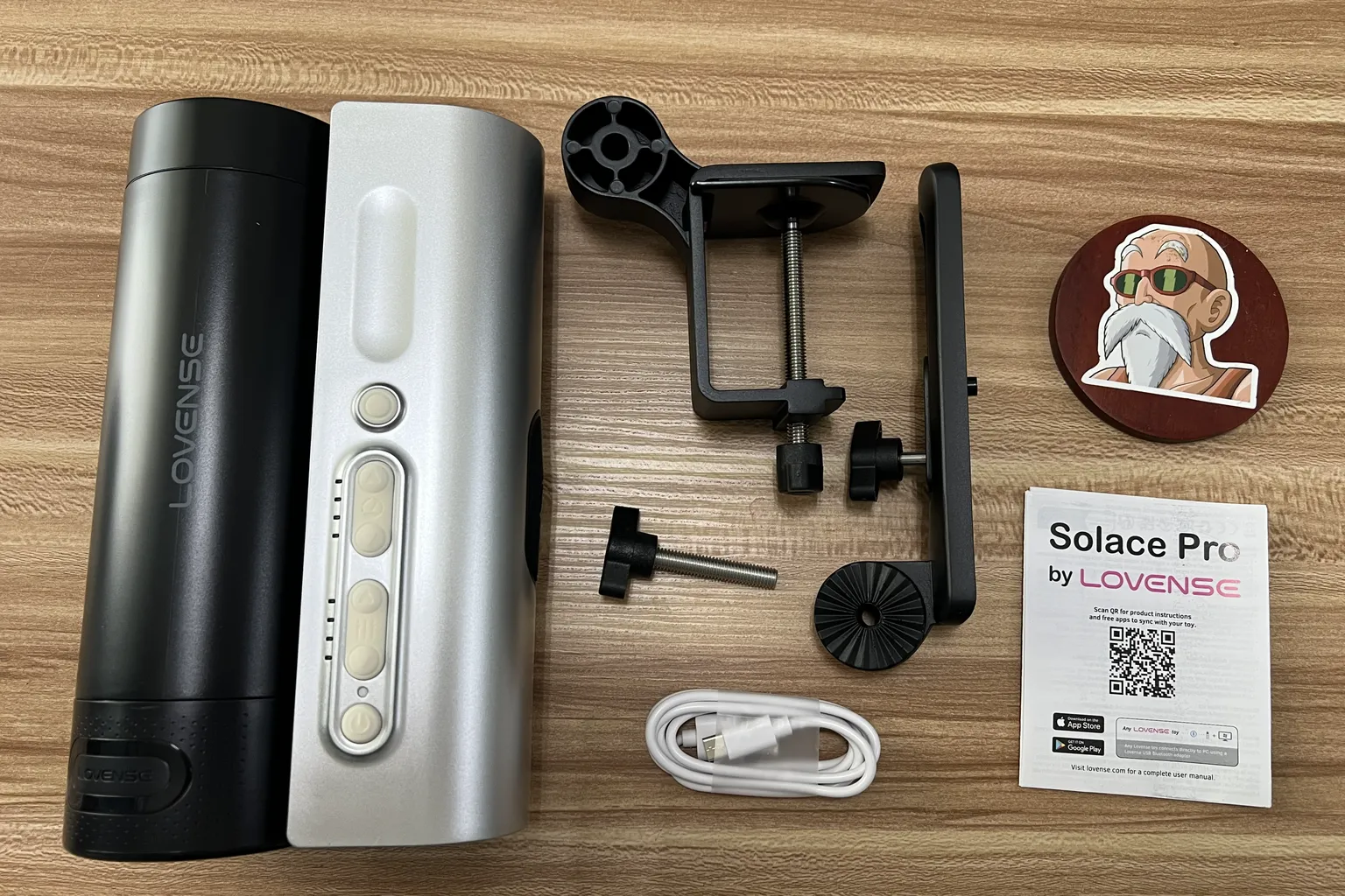 Lovense Solace Pro 開箱配件一覽，包含主機、桌面固定支架、USB 充電線及說明書