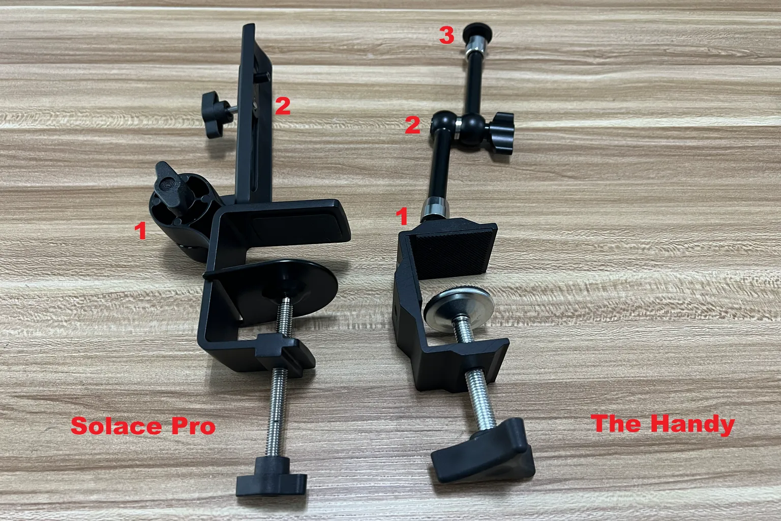 Lovense Solace Pro 原廠桌面固定架與 The Handy 可調式固定支架比較，展示桌夾結構及 The Handy 支架的三處角度調整位置