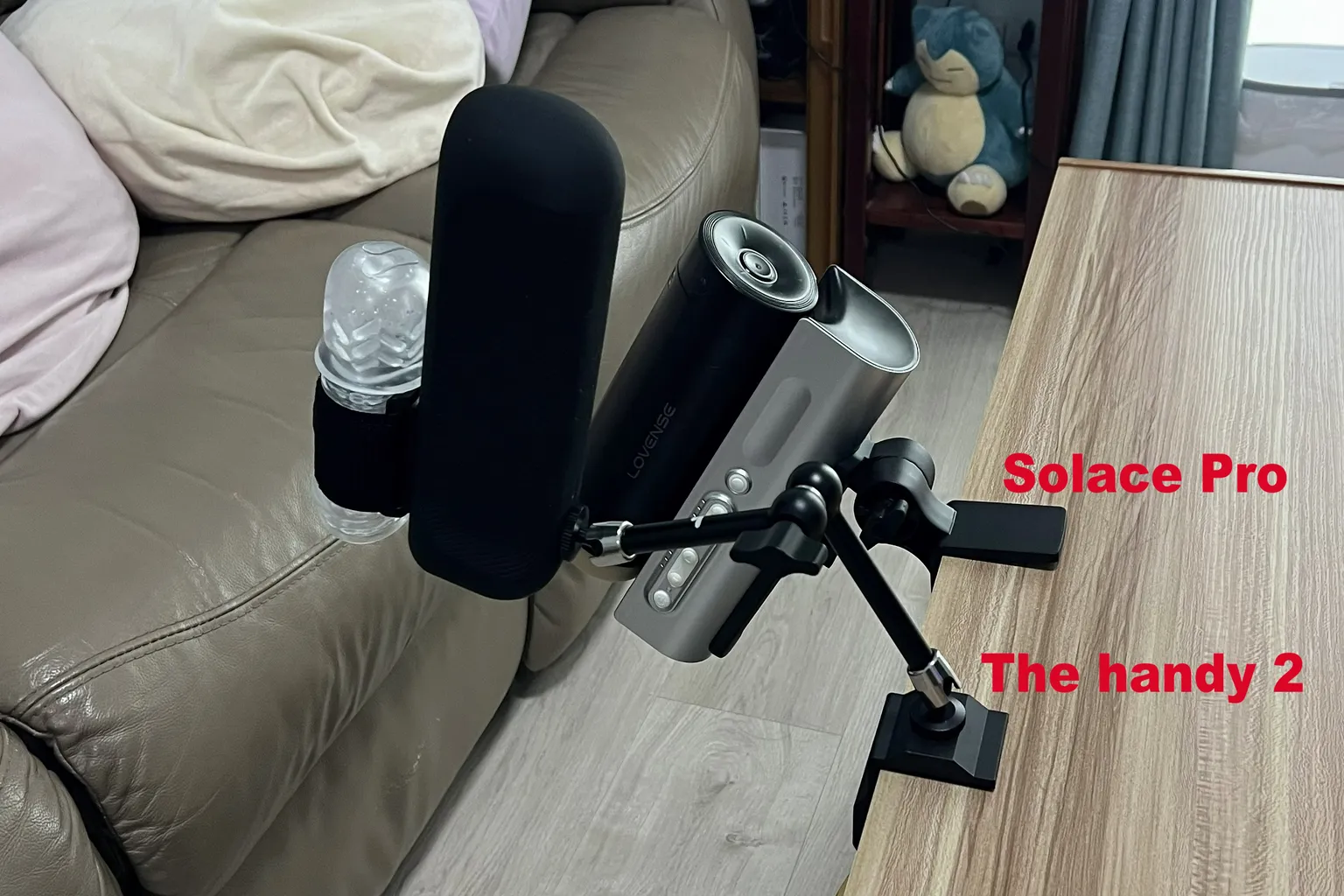 Lovense Solace Pro 與 The Handy 2 使用桌面固定架的實際比較，展示兩款裝置的安裝方式與角度